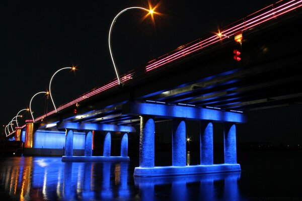 Iluminação da ponte com luz azul