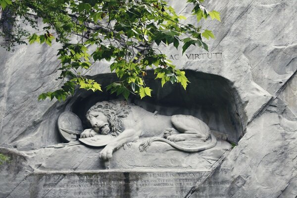 Escultura de León tallada en la roca