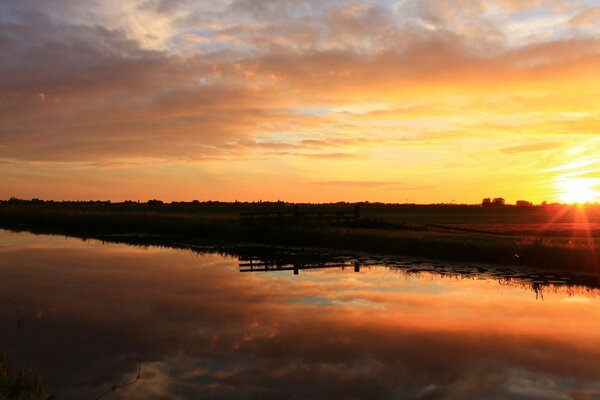 Reflexo do pôr do sol na água