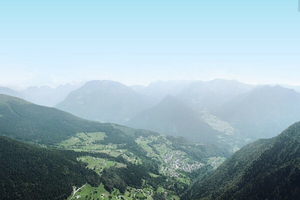 Paesaggio di montagne coperte di verde