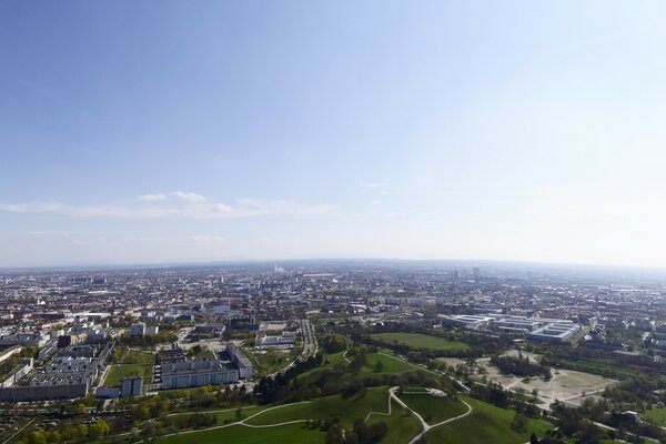 منظر للمدينة الصباحية من الأعلى. السفر في جميع أنحاء أوروبا