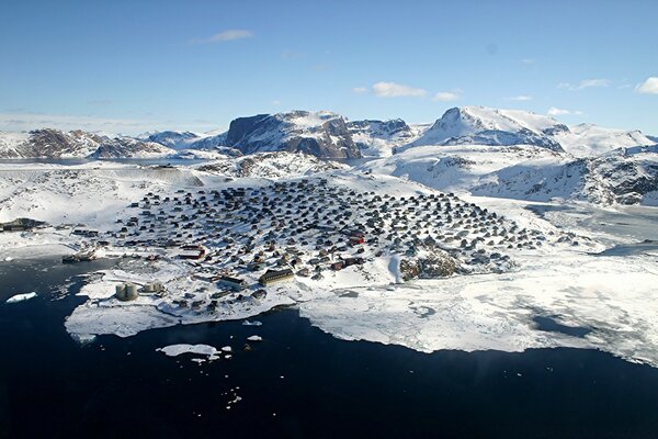 Bella vista sul ghiaccio e sulle montagne innevate