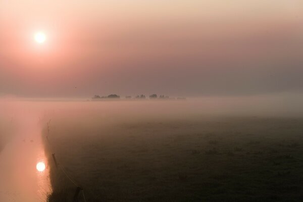 Paesaggio del fiume del mattino nella nebbia