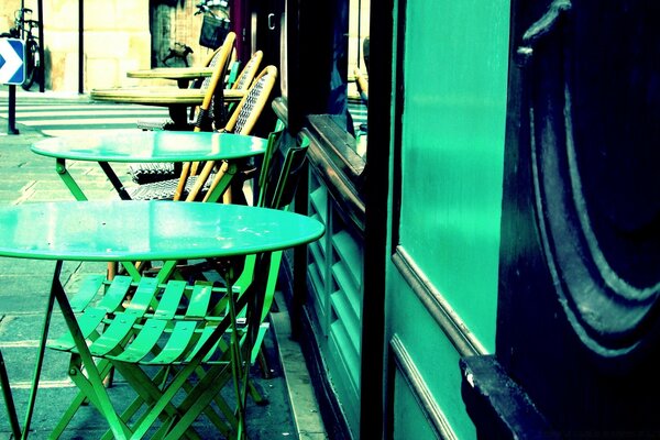 Café dans la rue avec des tables rondes