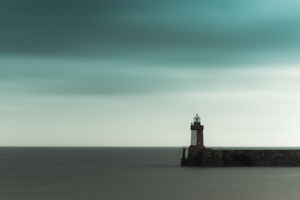 Foto mit glattem Meer und Leuchtturm