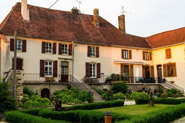 Casa europeia de dois andares com vegetação