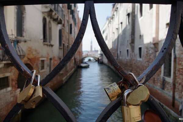 Venedig-Kanal durch den Zaun