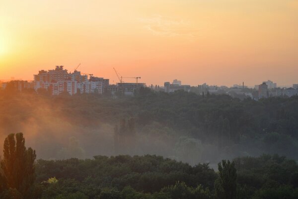 O amanhecer ilumina a construção