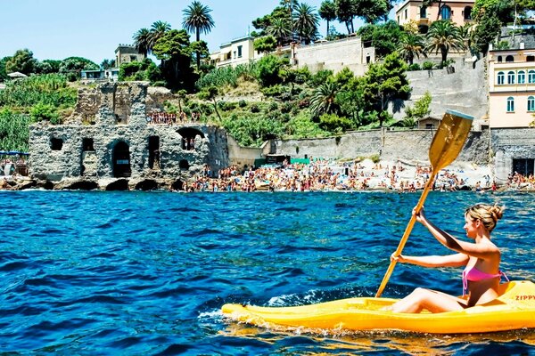 Ein Spaziergang mit Sapa im Meer in Europa