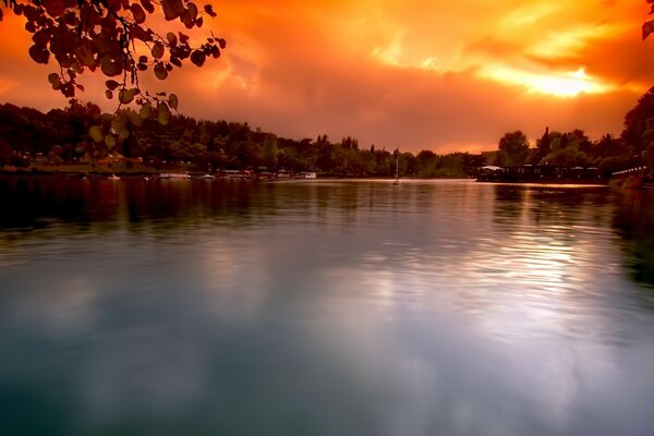 Der Sonnenuntergang spiegelt sich auf der Wasseroberfläche wider