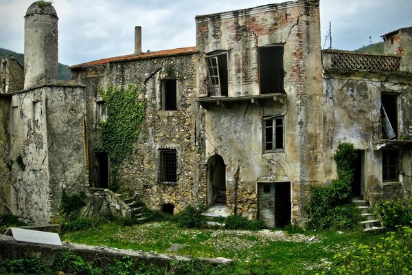 यूरोप में एक घर के पुराने खंडहर
