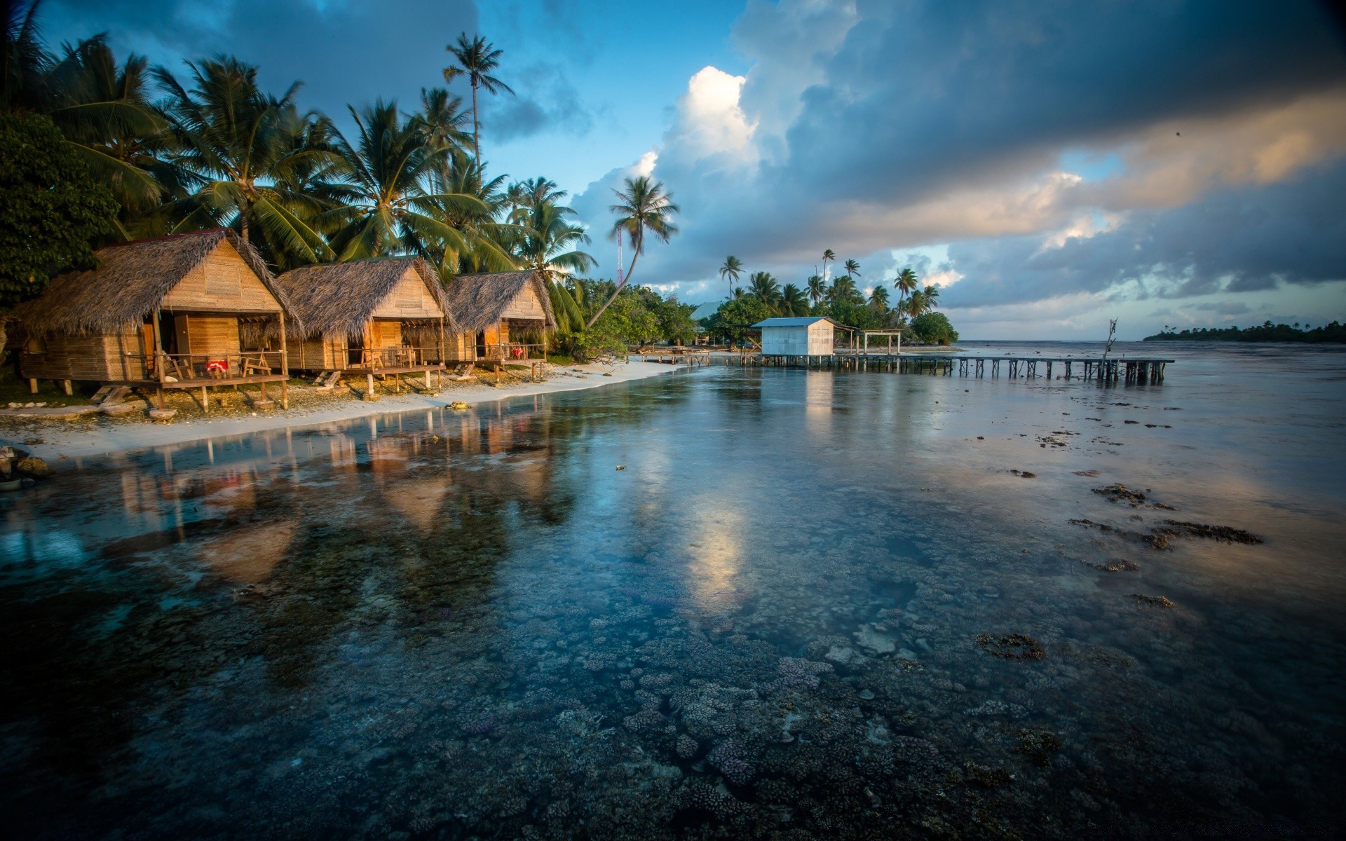 insel wasser strand resort reisen hotel tropisch meer ozean exotisch insel palmen urlaub entspannung idylle sommer bungalow sonne luxus meer