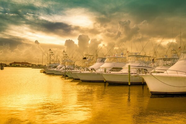 Stationnement de yachts dans le port de mer