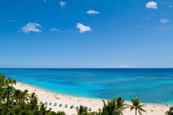 Plage de sable sur fond de ciel pur