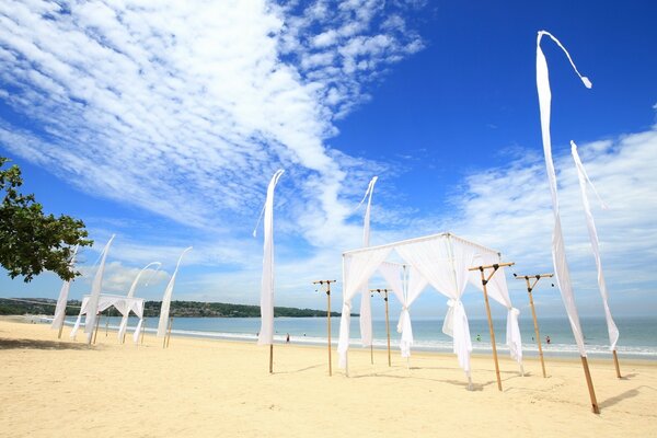 Spiaggia di sabbia vicino al mare con cielo blu