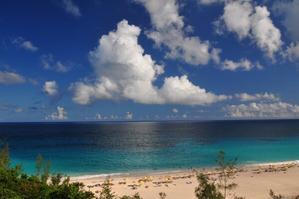 Flauschige weiße Wolken am Meer