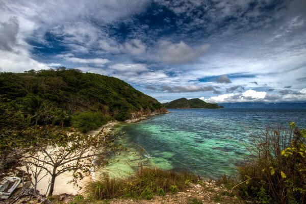 美丽的海洋海湾和蓝天