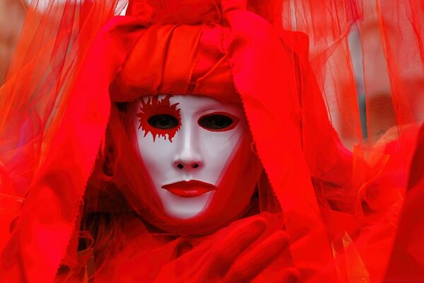 Masque blanc avec rouge à lèvres rouge dans un costume rouge