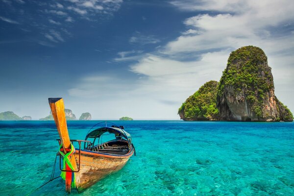 Barco navegando hacia las islas solitarias