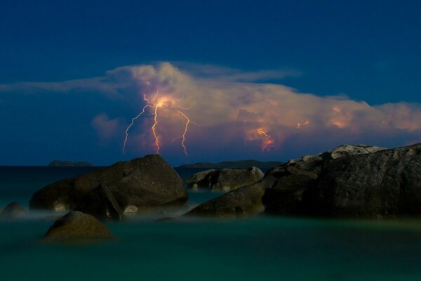 Relámpagos en el cielo nocturno sobre el mar