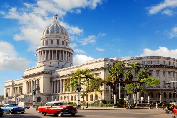 Grande edifício luminoso na Praça