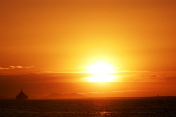 Una puesta de sol ardiente va más allá del horizonte