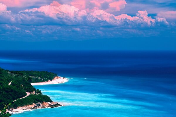 Nuages roses sur la mer sombre