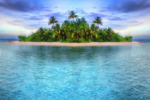 热带岛屿和清澈的海水