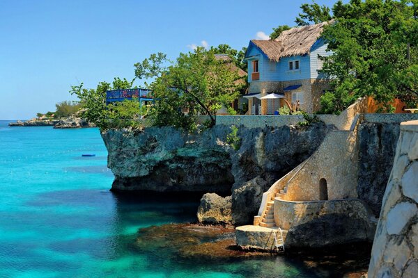 Hermosa isla tranquila rodeada de agua azul