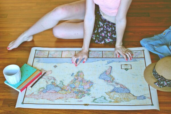 研究地理地图的女孩