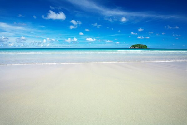 Plage de sable plat sans fin