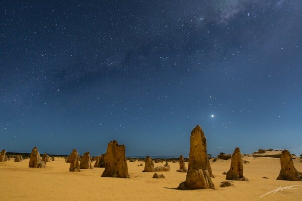 Cielo nocturno en el desierto caliente