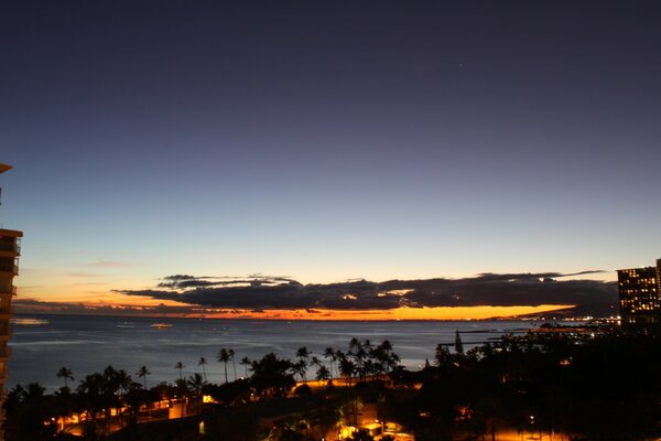 Bela paisagem noturna no mar