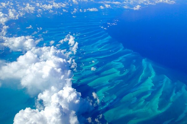 Nubes blancas en el cielo azul