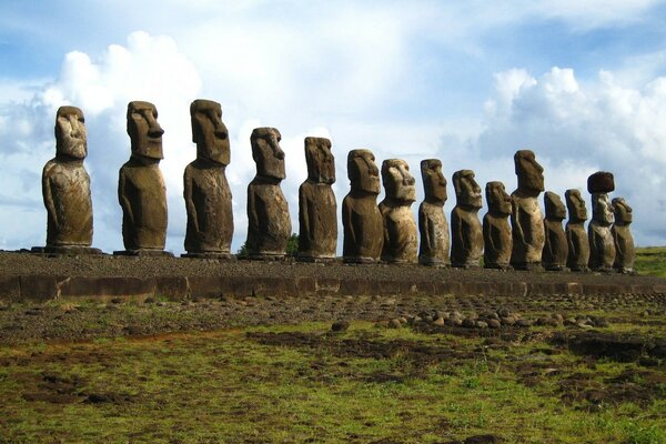 Статуи древних идолов на земле