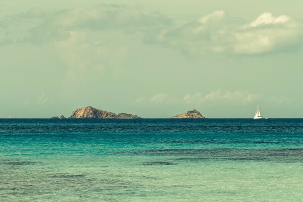 Blaues Meer und dunkle Felsen