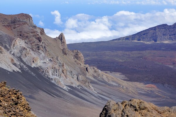 Hermosa vista del cielo y las montañas