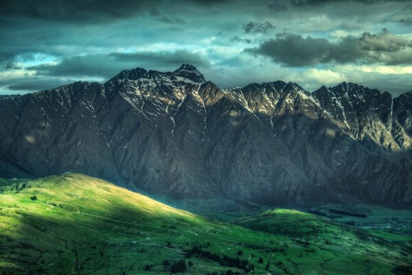 Un rayon de lumière dans les montagnes