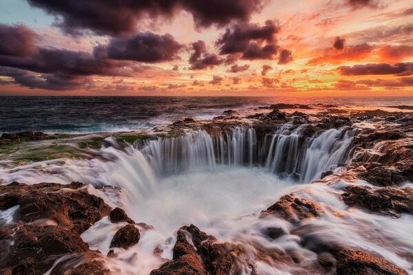 Cascadas bajo la puesta de sol roja