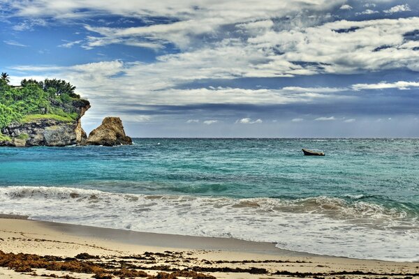 Playa de arena y mar azul