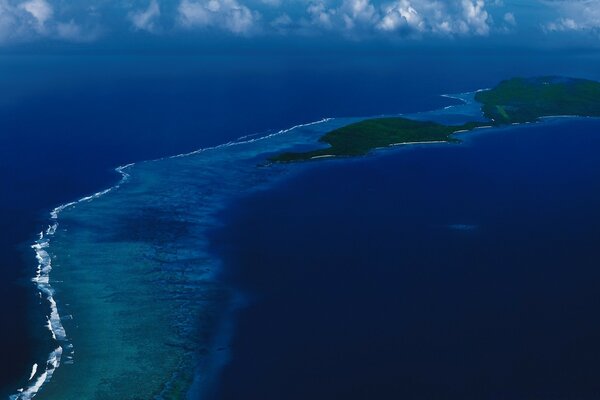 Île dans le paysage de l océan