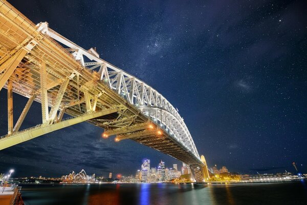 Puente iluminado contra el cielo nocturno