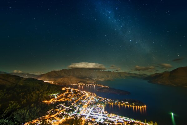 Cielo nocturno, estrellas y luces