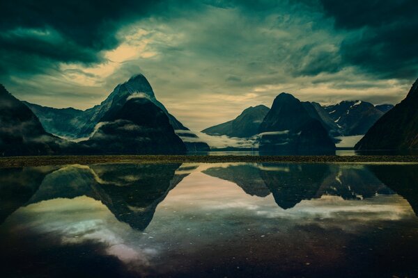 Schöne Reflexion der Berge im Wasser