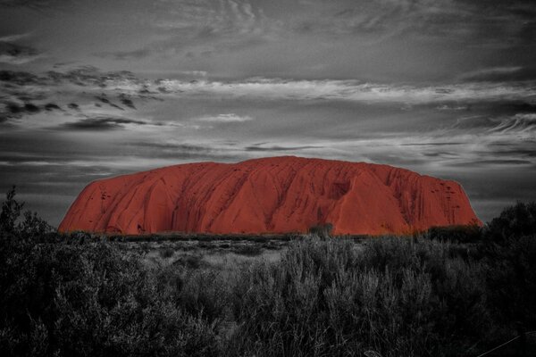 Uluru est une formation rocheuse orange en Australie centrale