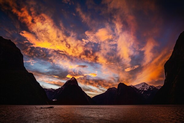 Coucher de soleil lumineux avec lac et montagnes