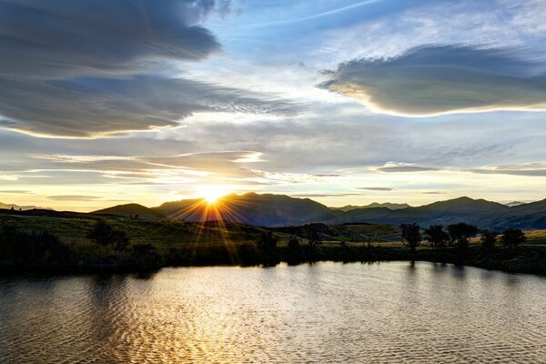 Hermosa puesta de sol que se extiende más allá del horizonte