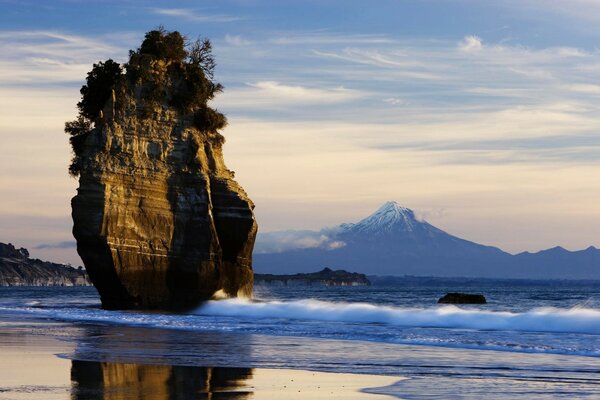 Rocher solitaire autour des vagues de l eau