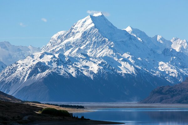 Montagnes majestueuses et lac gladkle au pied