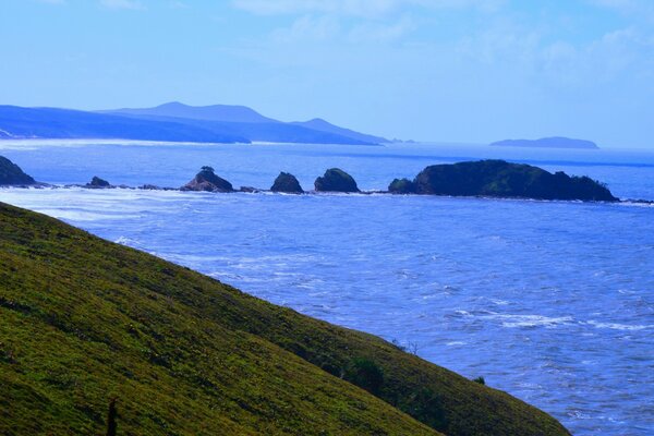 Côte de la mer avec des pierres saillantes